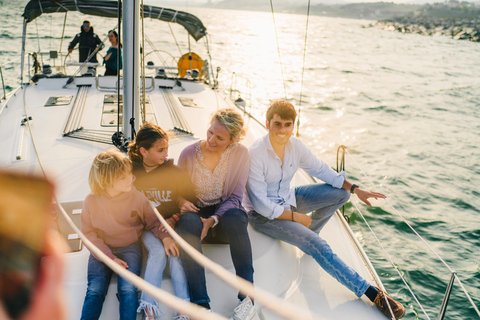 Encantos de Lisboa: Tour de Tapas por la Alfama y Crucero en Barco al AtardecerGuía en español