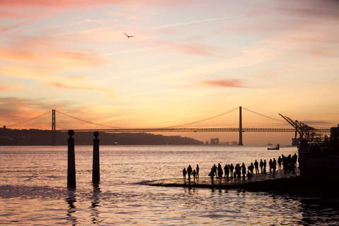 Encantos de Lisboa: Tour de Tapas por la Alfama y Crucero en Barco al AtardecerOpción Inglés