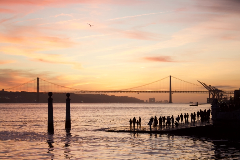Uroki Lizbony: Alfama Tapas Tour i rejs statkiem o zachodzie słońcaOpcja angielska