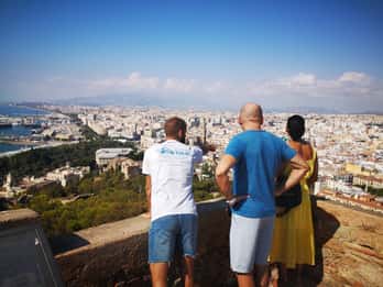 Málaga: Elektroauto-Stadtrundfahrt und Besuch der Burg Gibralfaro