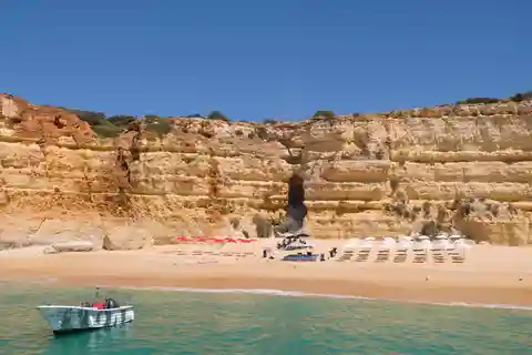 Vilamoura: crociera guidata con barbecue e bevande sulla spiaggia