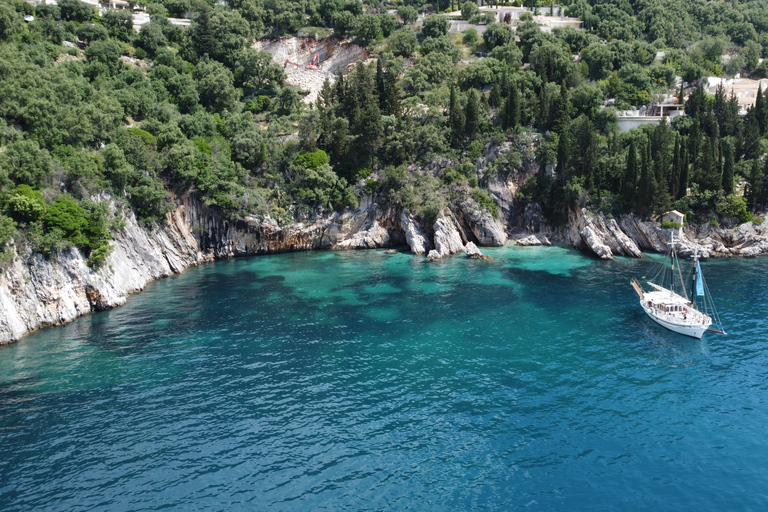 Corfu-stad: boottocht van een hele dag met lunch- en zwemstopsGedeelde groepscruise met maaltijd- en zwemstops