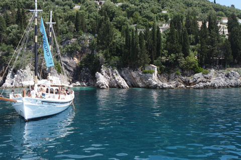 Corfu-stad: boottocht van een hele dag met lunch- en zwemstopsGedeelde groepscruise met maaltijd- en zwemstops