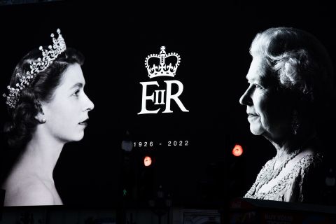 London: Queen Elizabeth II Walking Tour & Buckingham Palace
