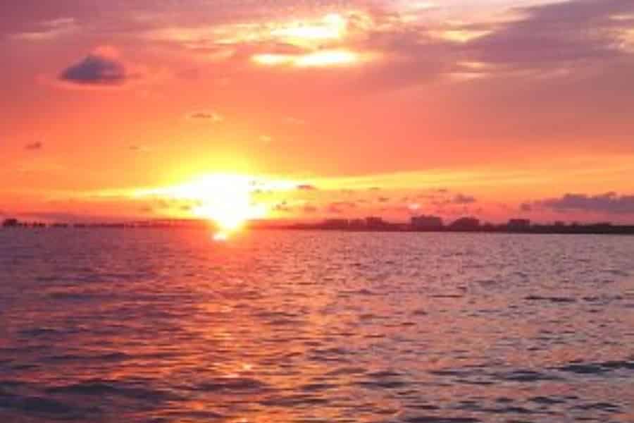 Fort Myers: Geführte Kajaktour bei Sonnenuntergang durch die Pelican Bay!. Foto: GetYourGuide
