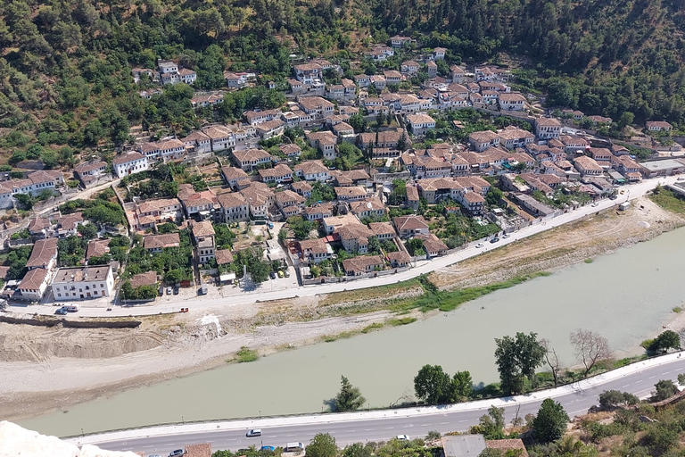 Von Tirana aus: Berat Stadtrundfahrt & WeinverkostungPrivate Stadtrundfahrt & Weinprobe in Berat