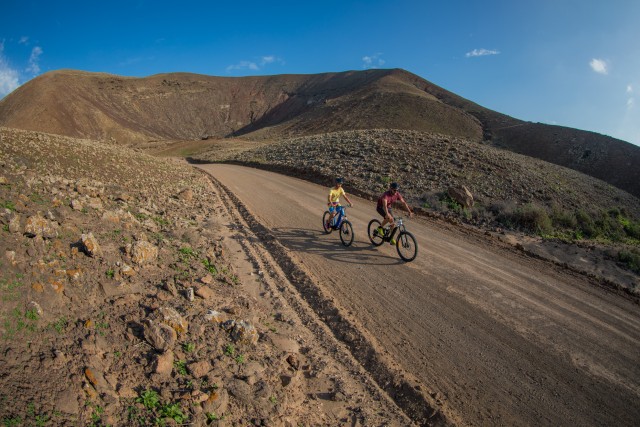 Visit Corralejo E-Bike Rental with Map to Popcorn Beach in Montanhas Coloridas