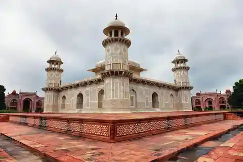 Da Nuova Delhi: tour di 2 giorni all'alba e al tramonto del Taj Mahal