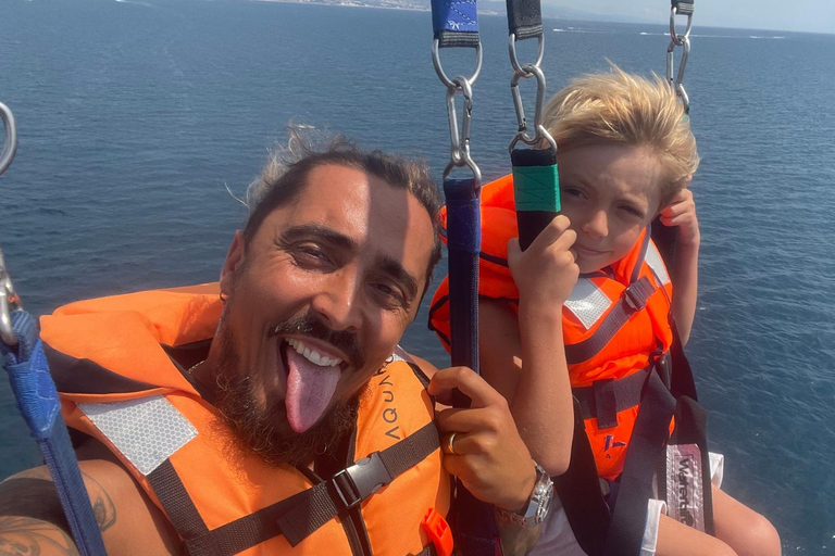 Barcelona: Parasailing with panoramic views over the sea Barcelona: Parasailing with panoramic views while parachuting over the sea