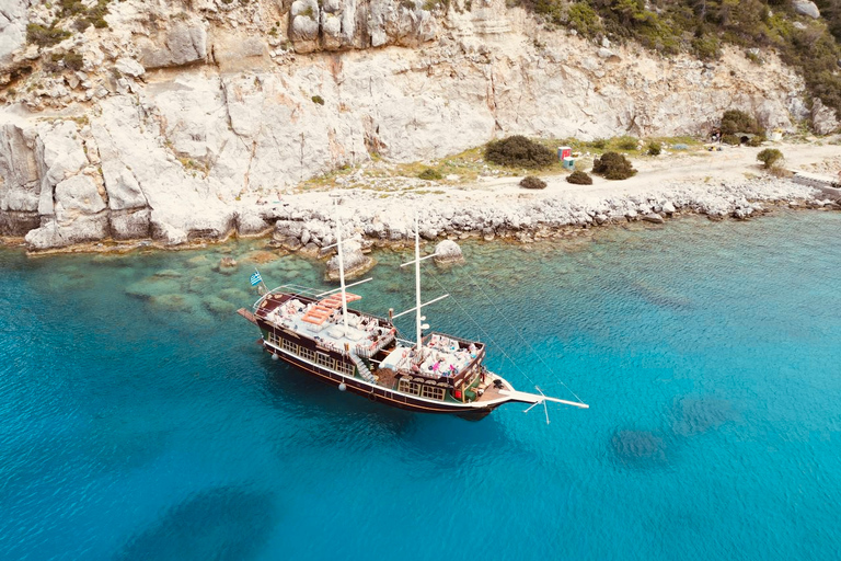 Rodas: Crucero de un día con todo incluido, con barbacoa y bebidas ilimitadasViaje en barco con 1 bolsa de judías/cojín por persona en la cubierta superior