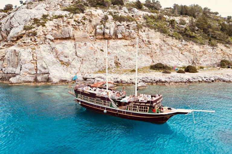 Rodas: Crucero de un día con todo incluido, con barbacoa y bebidas ilimitadasViaje en barco con 1 bolsa de judías/cojín por persona en la cubierta superior