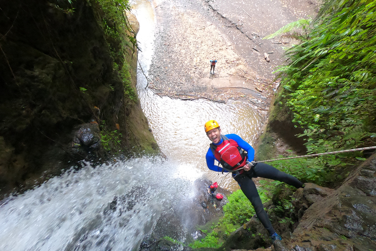 Bali: Passeio de canyoning no Gitgit Canyon com café da manhã e almoço