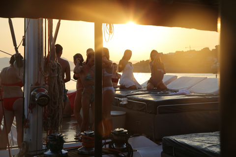 Cambrils: Sunset Catamaran Cruise with Drinks