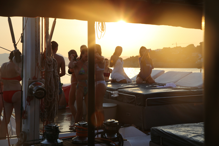 Cambrils: Sunset Catamaran Cruise with Drinks