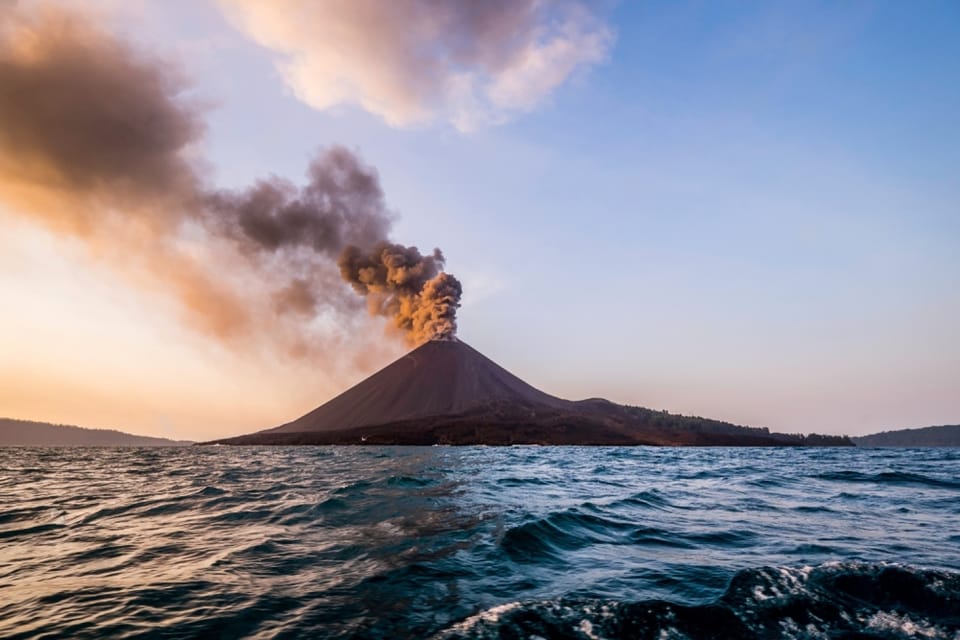 L'enfant de Krakatoa gronde en Indonésie