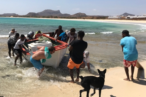 Od Boavista: Wędkowanie z lokalnymi rybakamiNa pokładzie tradycyjnej łodzi rybackiej