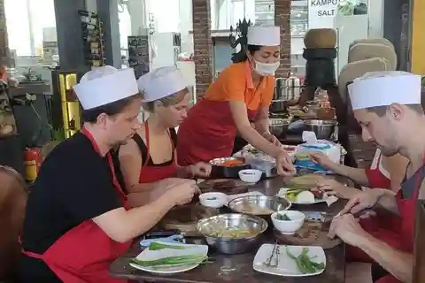 Kampot: aula de culinária com um chef local e passeio pelo mercado