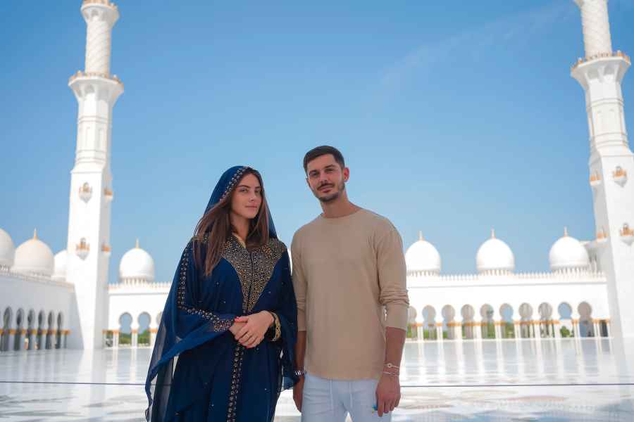 Von Abu Dhabi aus: Stadtbesichtigung und Sheikh Zayed Moschee