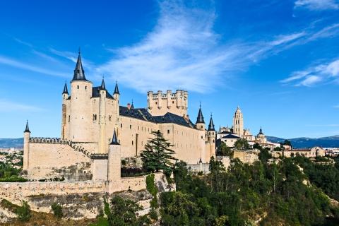 Madrid: Avila met Walls en Segovia met AlcazarÁvila-tour met muren en zelfgeleid bezoek aan Segovia