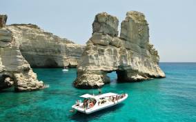 Milos: Half-Day Speedboat Cruise to Klefiko with Snorkeling