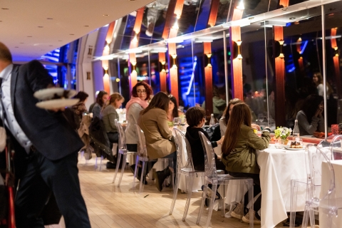 París: Cena romántica en crucero italiano por el Sena21.30 h Cena en la Trattoria Spritz