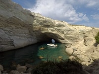 Milos, medio día de crucero en lancha rápida a Kleftiko con snorkel - Housity