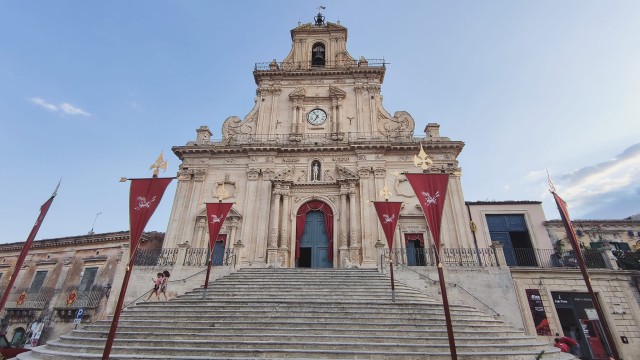Visit Palazzolo Acreide baroque town above and below in Noto
