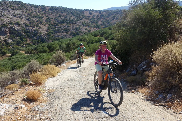 Pequenos vilarejos e a natureza de Creta. Passeio de E-BikeDe Analipsi: passeio off-road de bicicleta elétrica