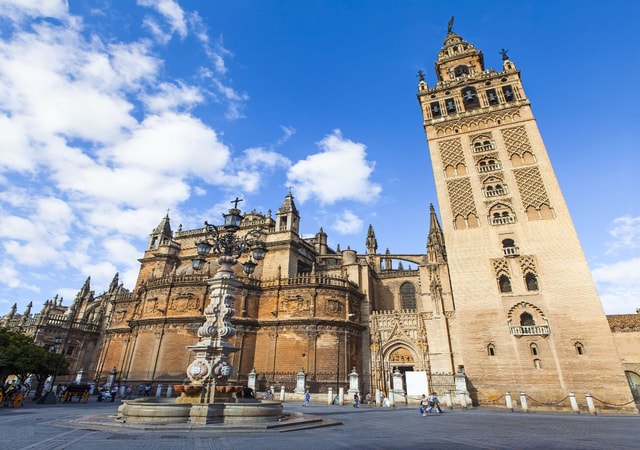 Seville: Cathedral & Giralda Guided Tour with Entry Tickets