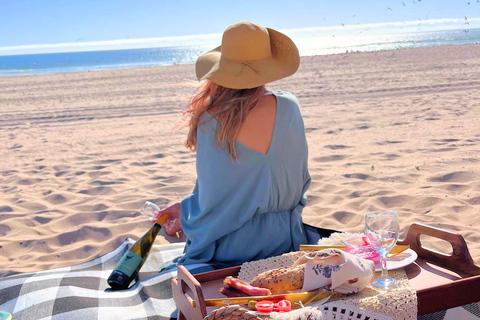 Lissabon > Brunch Strandpicknick mit Strandaufbau und TransfersBrunch-Picknick an der Costa die Caparica mit Transfers