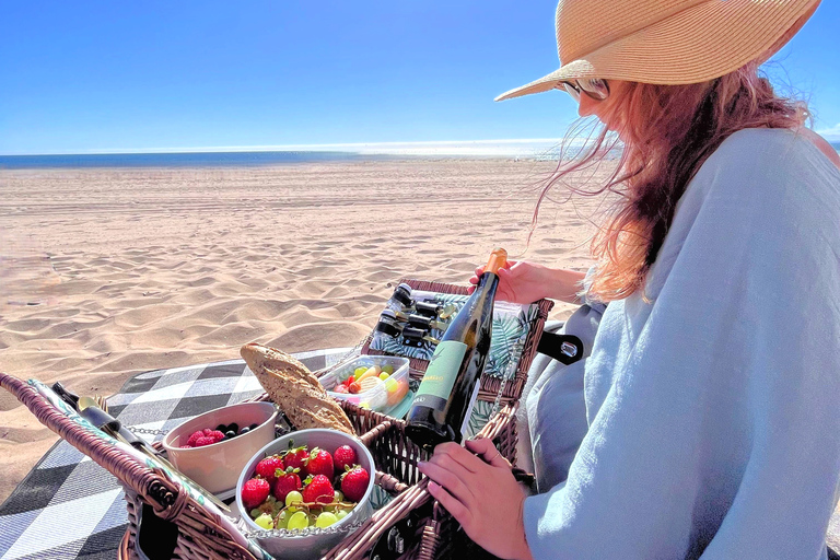 Lissabon > Brunch Strandpicknick mit Strandaufbau und TransfersBrunch-Picknick an der Costa die Caparica mit Transfers