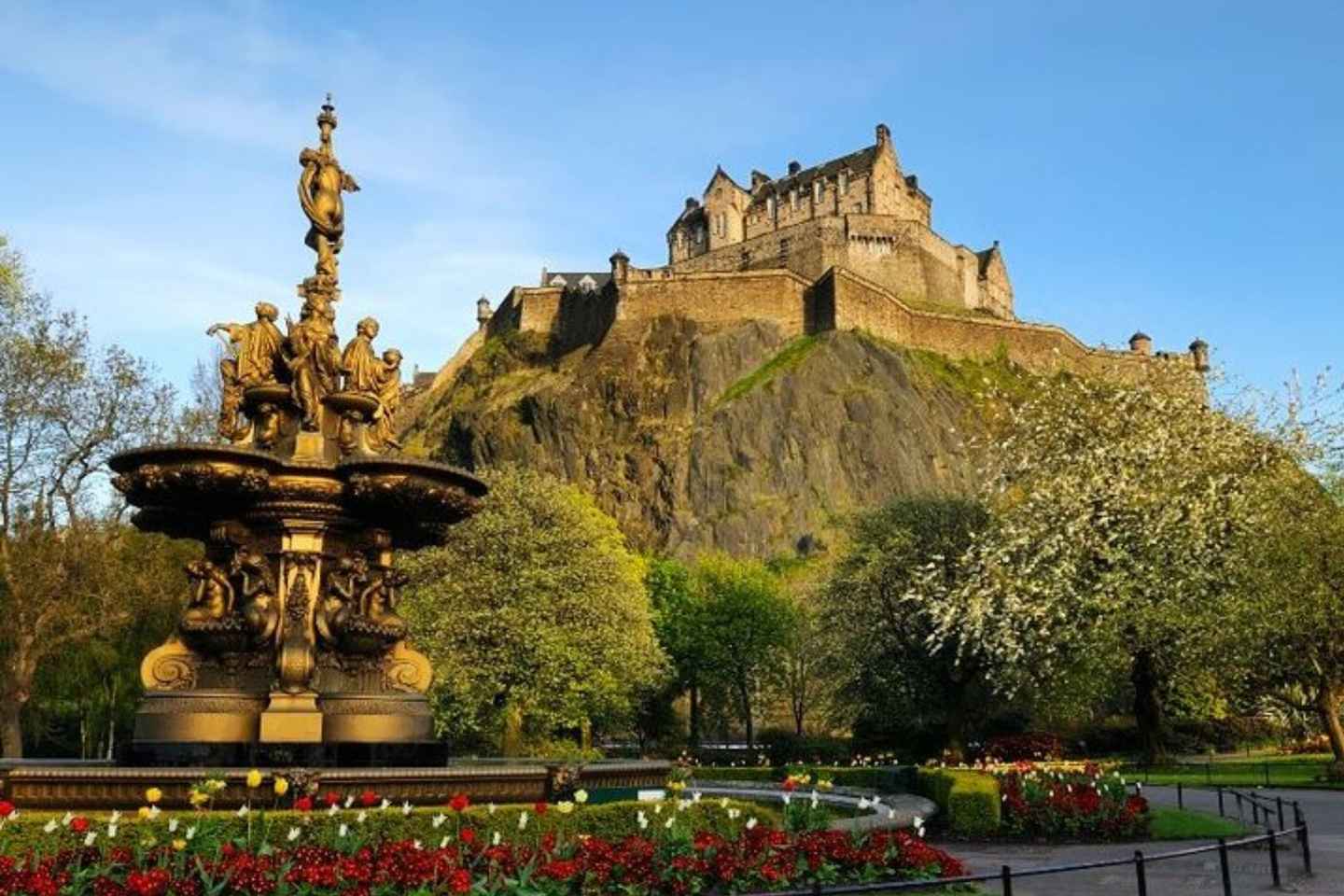 Private Custom Tour with a Local Guide in Edinburgh