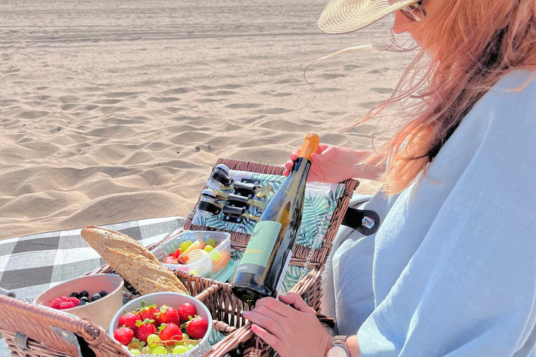 Lissabon > Brunch Strandpicknick mit Strandaufbau und TransfersBrunch-Picknick an der Costa die Caparica mit Transfers