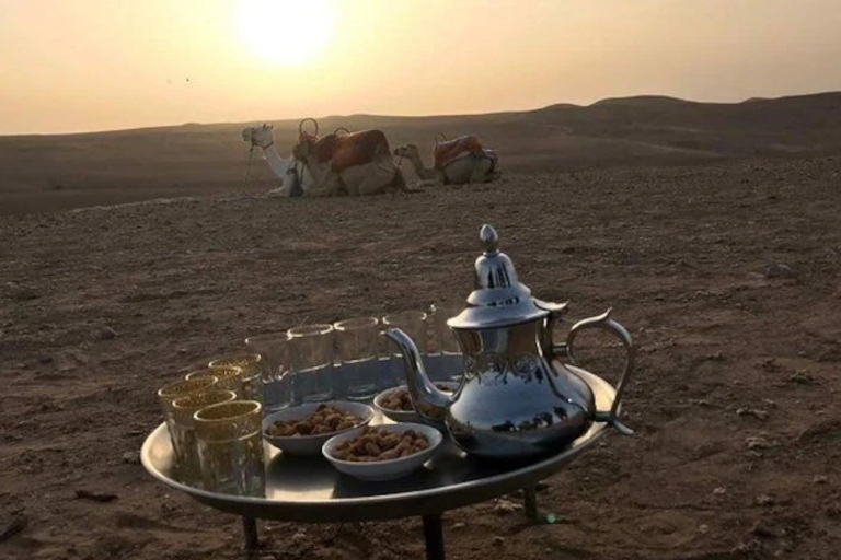 Promenade à dos de chameau dans le désert au lever du soleil et petit-déjeunerPromenade à dos de chameau dans le désert au lever du soleil et petit déjeuner