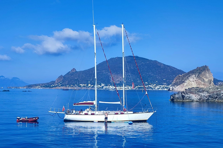 Pisa: Coastal boat tour with aperitif and lunch on board