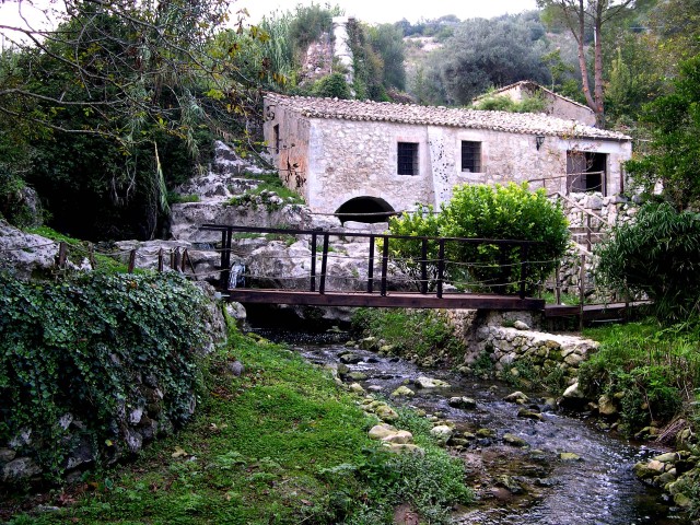Visit Palazzolo A. from corso Vittorio Emanuele to the watermill in Modica, Italia
