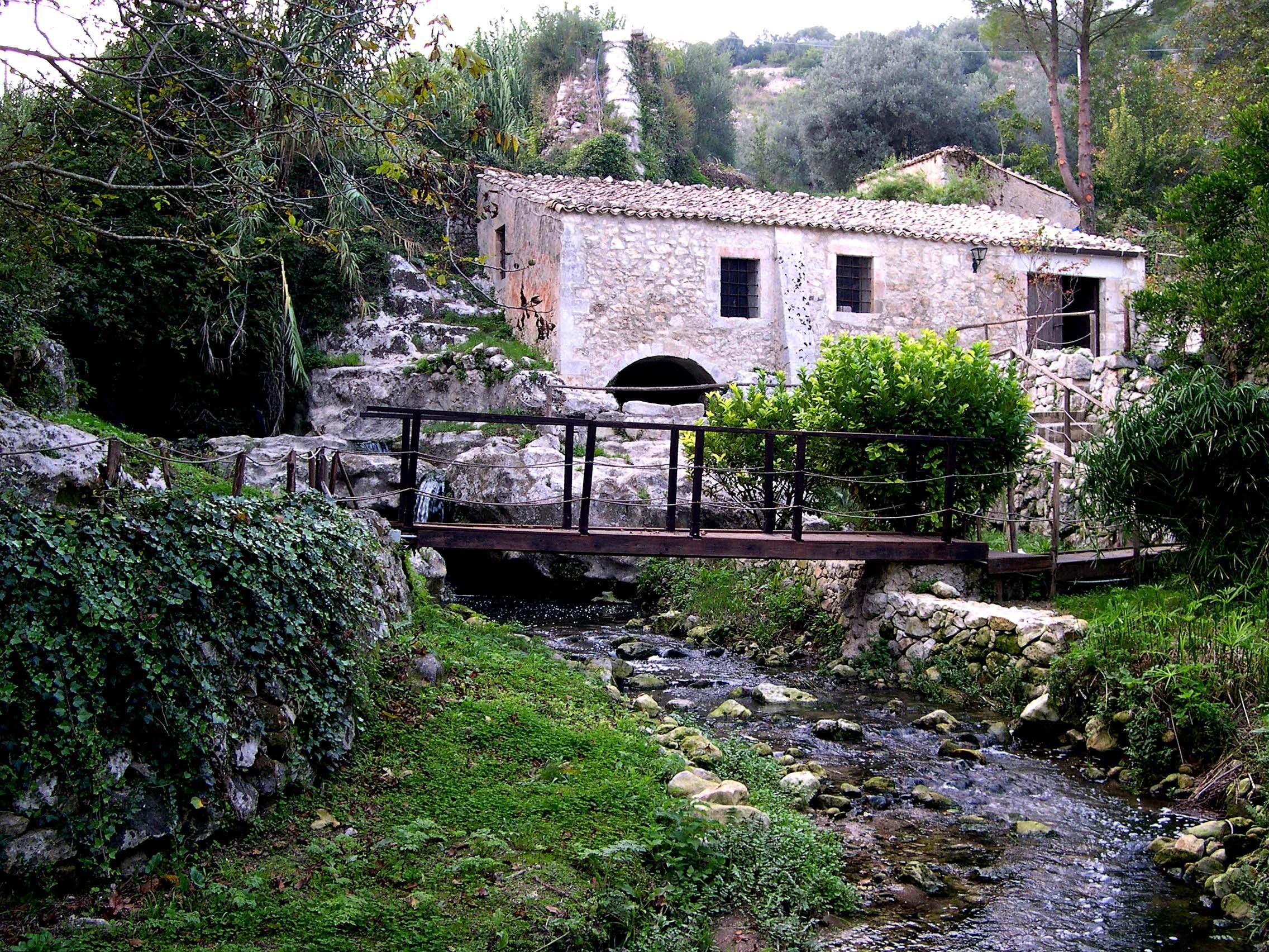 Palazzolo A.: vom Corso Vittorio Emanuele zur Wassermühle