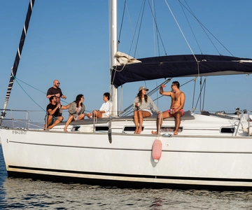 Marbella: Vela e observação de golfinhos com snacks e bebidas