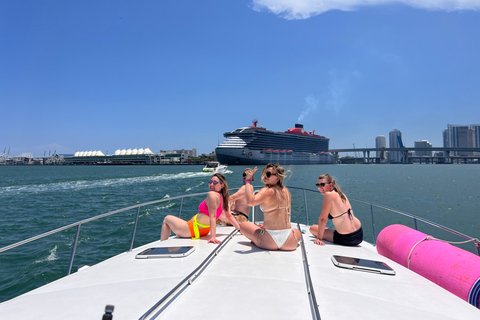 Miami Beach: Privat yachtuthyrning med kapten och champagne2 timmars rundtur