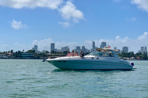 Miami Beach: Privat yachtuthyrning med kapten och champagne2 timmars rundtur