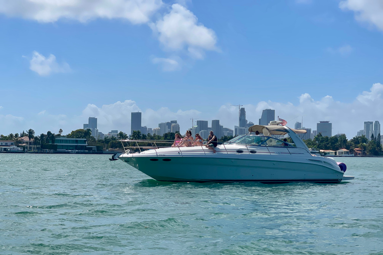 Miami Beach: noleggio yacht privato con capitano e champagneTour di 2 ore