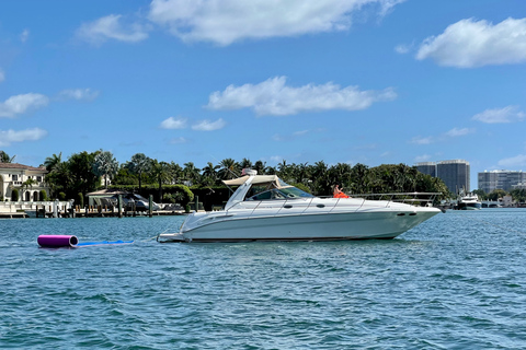 Miami Beach: Private Yacht Trip with Champagne Miami Beach: Private Yacht Trip with Champagne