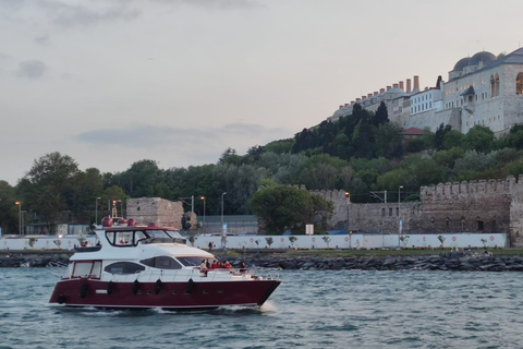 Istanbul : Croisière au coucher du soleil en yacht de luxe sur le Bosphore