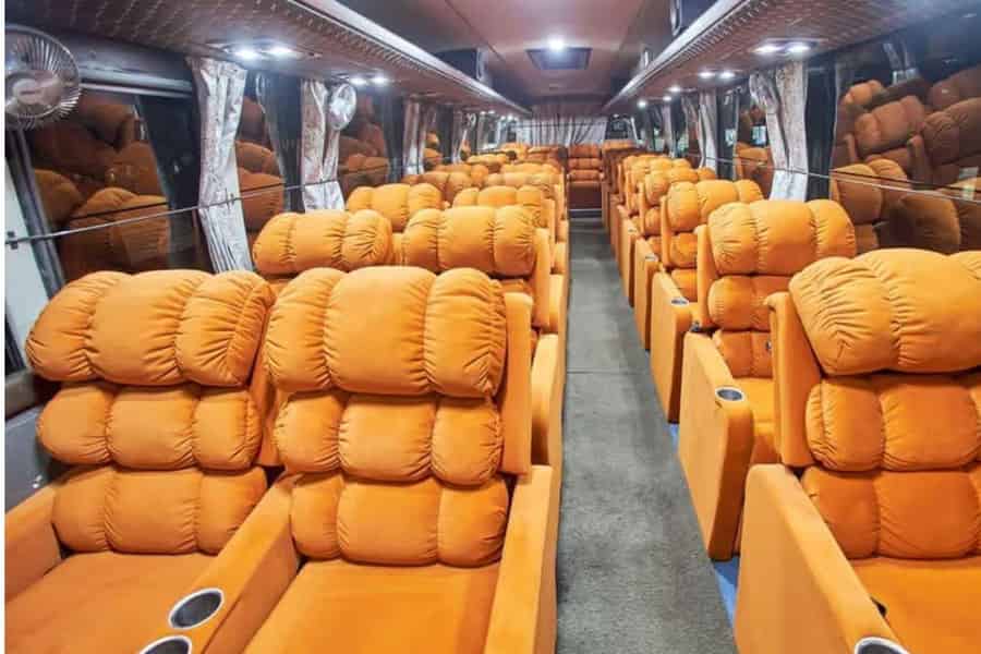 Kathmandu: Transfer nach Pokhara (VIP-Luxus-Sofa-Bus). Foto: GetYourGuide Kathmandu: Transfer nach Pokhara (VIP-Luxus-Sofa-Bus). Foto: GetYourGuide