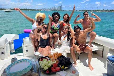 Miami: Excursión en yate privado con champán y serviciosExcursión privada en yate de 4 horas