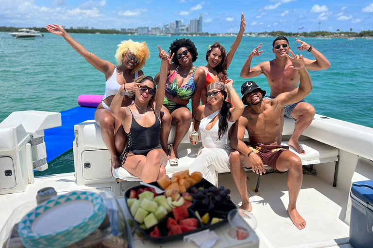 Miami : Tour en yacht privé avec champagne et commoditésExcursion en yacht privé de 2 heures