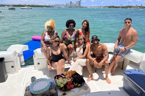 Miami: Excursión en yate privado con champán y serviciosExcursión privada en yate de 2 horas