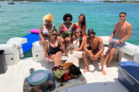 Miami: Excursión en yate privado con champán y serviciosExcursión privada en yate de 4 horas