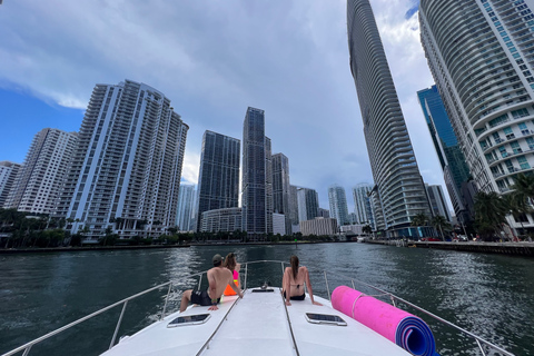 Miami : Tour en yacht privé avec champagne et commoditésExcursion en yacht privé de 4 heures