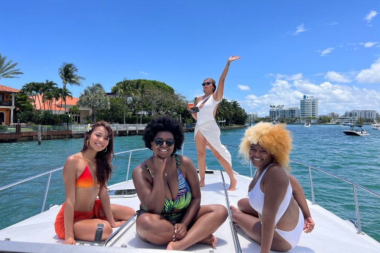 Miami: Private Yacht Tour with Champagne & Amenities 4-Hour Private Yacht Tour